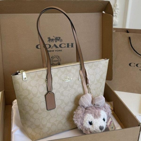 Coaach tote bag with bear charm & ogbox