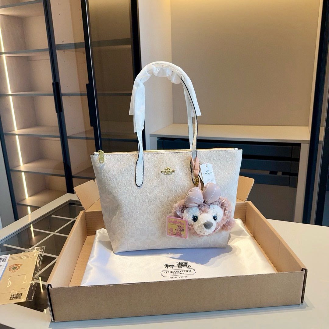 Coaach tote bag with bear charm & ogbox