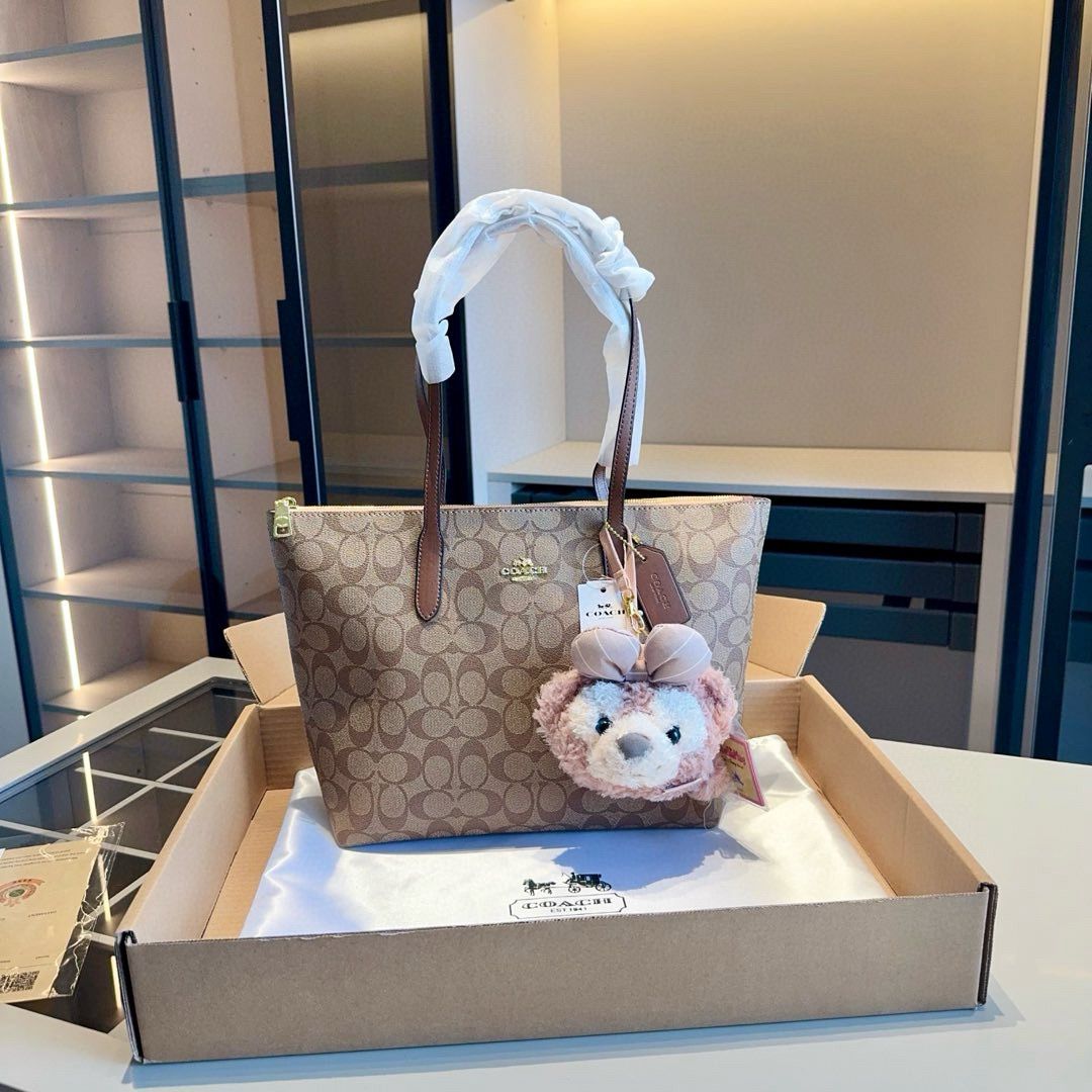 Coaach tote bag with bear charm & ogbox