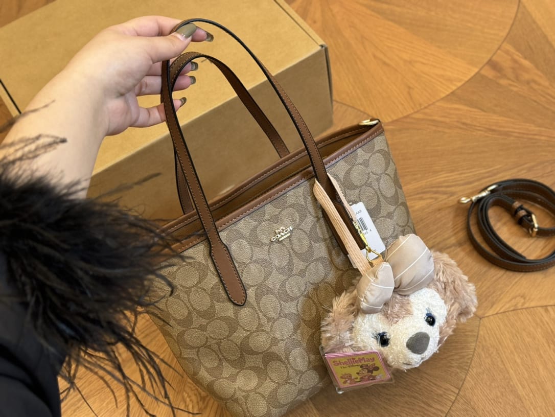 Coaach tote bag with bear charm & ogbox