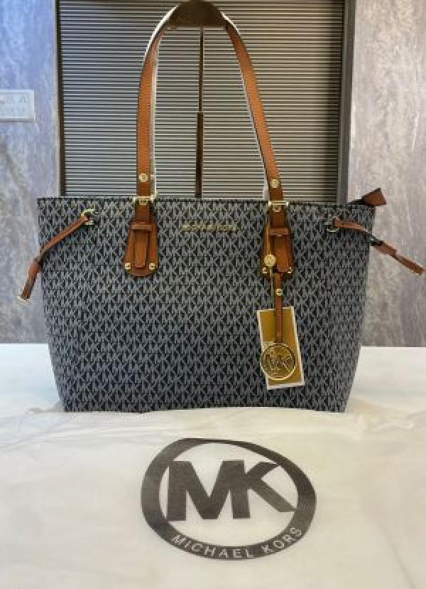 Michael Kors MK Voyager Tote Bag With Dust Bag