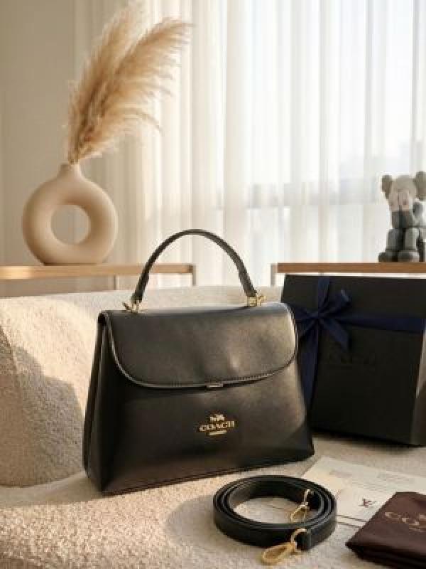 Coachh vintage manor handbag with box